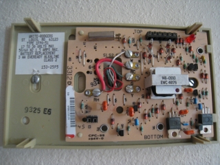 Açılmış oda termostatının elektronik kartı ve kablo klemensleri