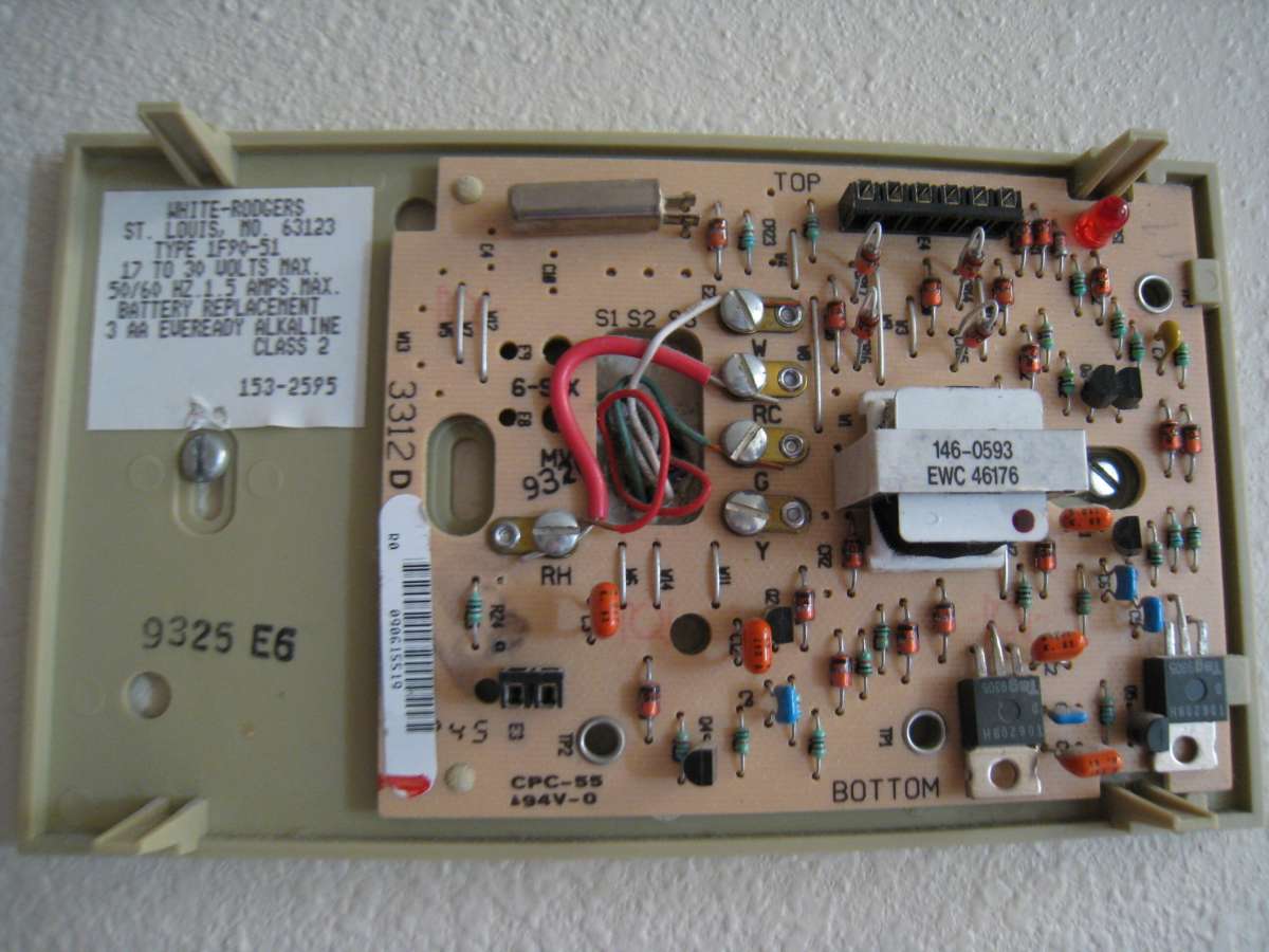 Açılmış oda termostatının elektronik kartı ve kablo klemensleri