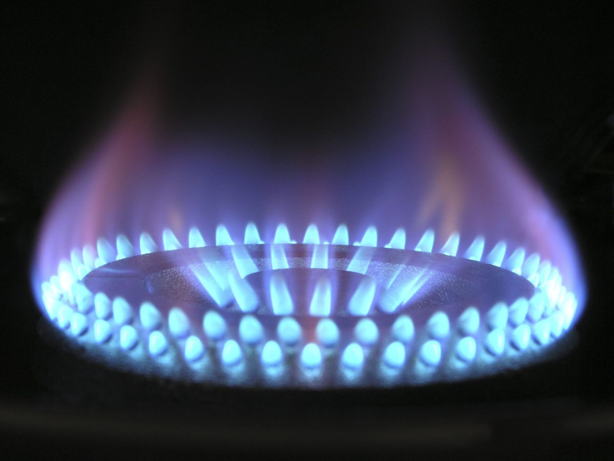 Karanlıkta yanan halka biçiminde mavi gaz alevi