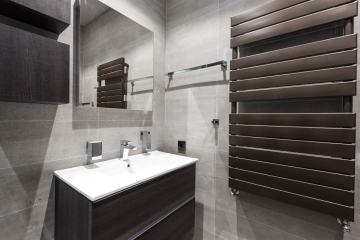 Banyo duvarına monte edilmiş geniş yüzeyli havlupan