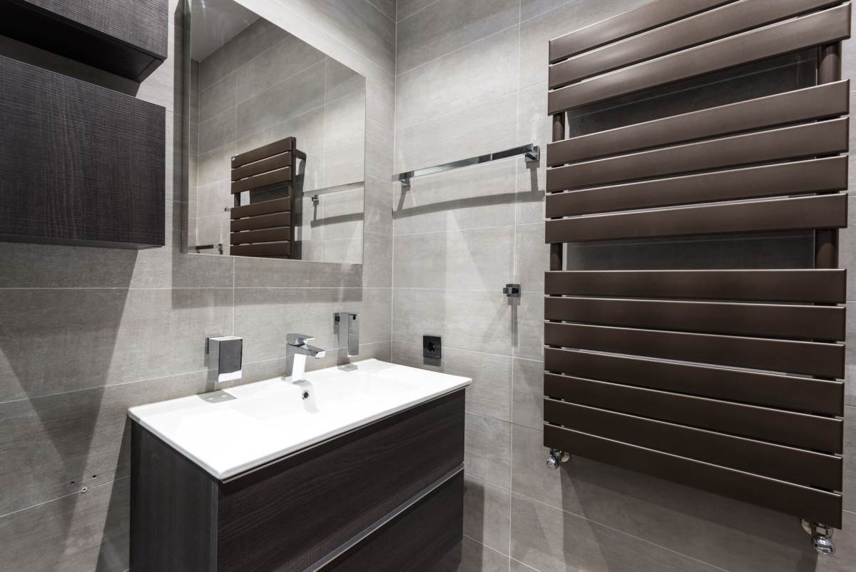 Banyo duvarına monte edilmiş geniş yüzeyli havlupan