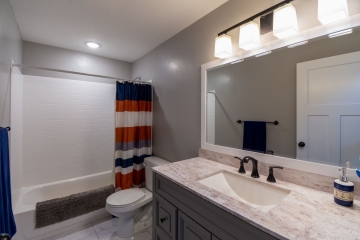 Küvet, lavabo ve dolabıyla düzenli bir banyo