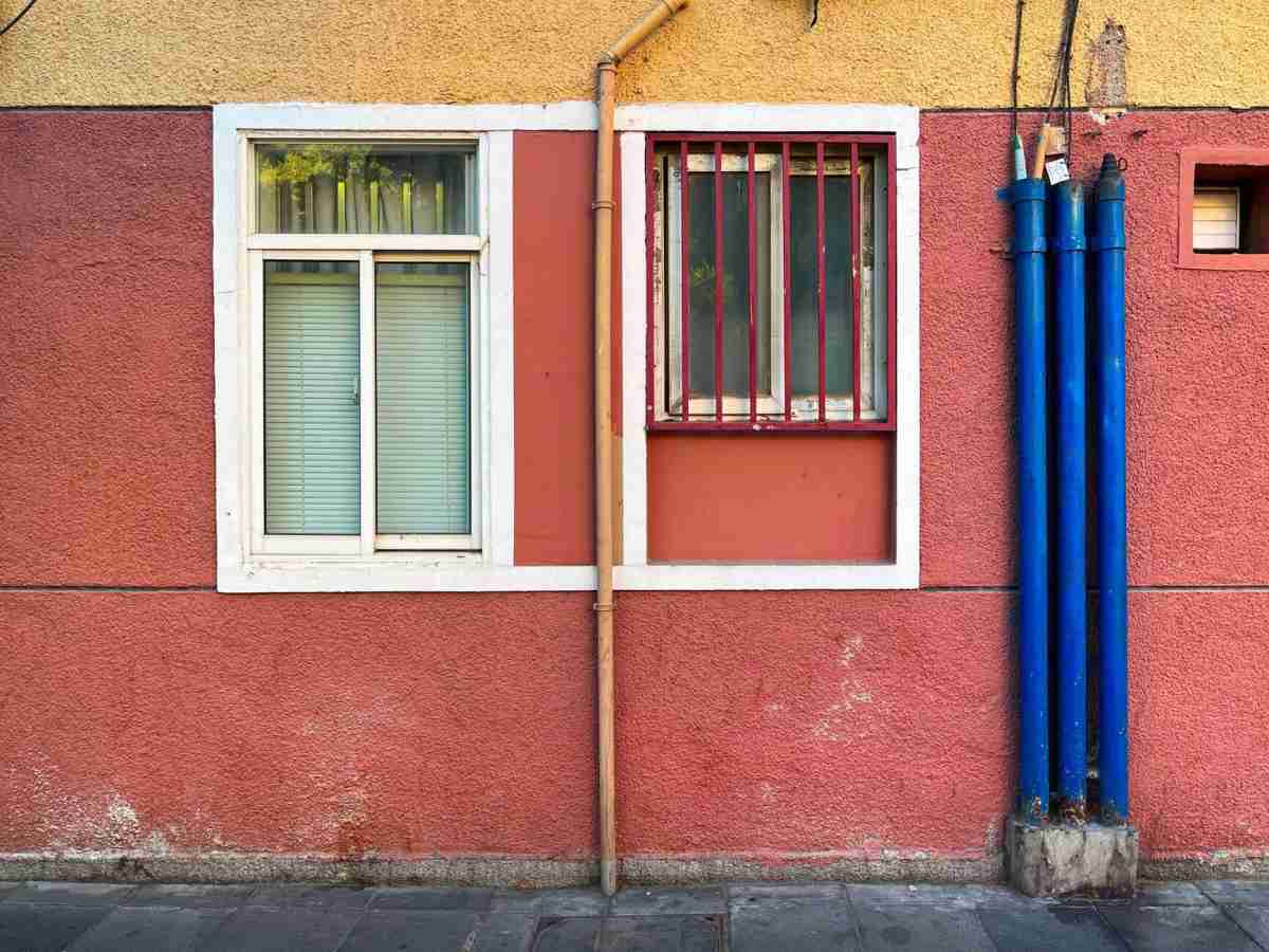 Bina cephesinde yan yana inen mavi tesisat boruları
