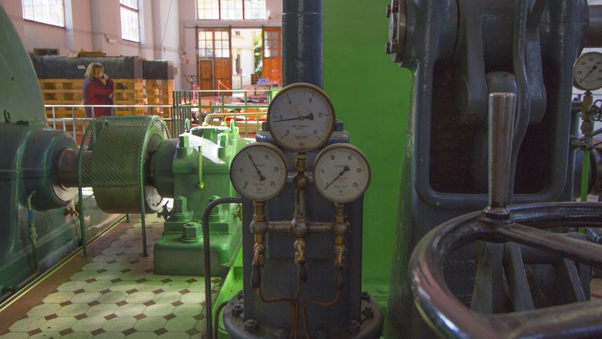 Boru hattı üzerine takılı üç adet analog basınç göstergesi