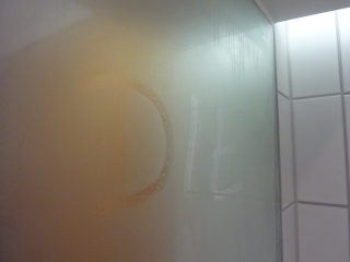 Nemden tamamen buğulanmış banyo aynası