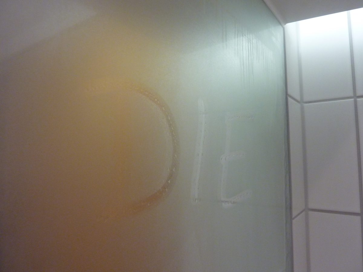Nemden tamamen buğulanmış banyo aynası