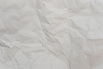 Buruşturulup yeniden açılmış beyaz bir kâğıt