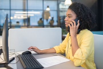 Çağrı merkezinde telefonla destek veren görevli