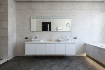 Aynı anda kullanılabilen çift lavabolu banyo