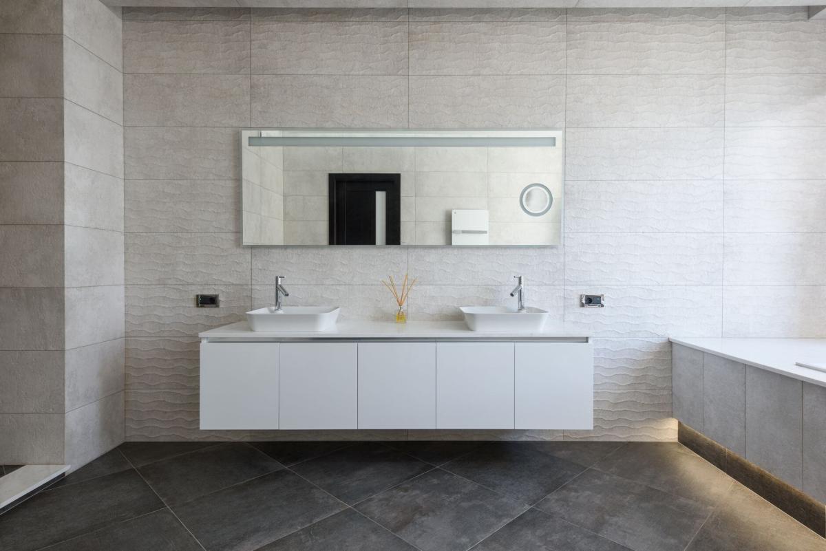 Aynı anda kullanılabilen çift lavabolu banyo