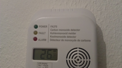 Karbon monoksit dedektöründe güç, arıza ve alarm gösterge lambaları yakın plan