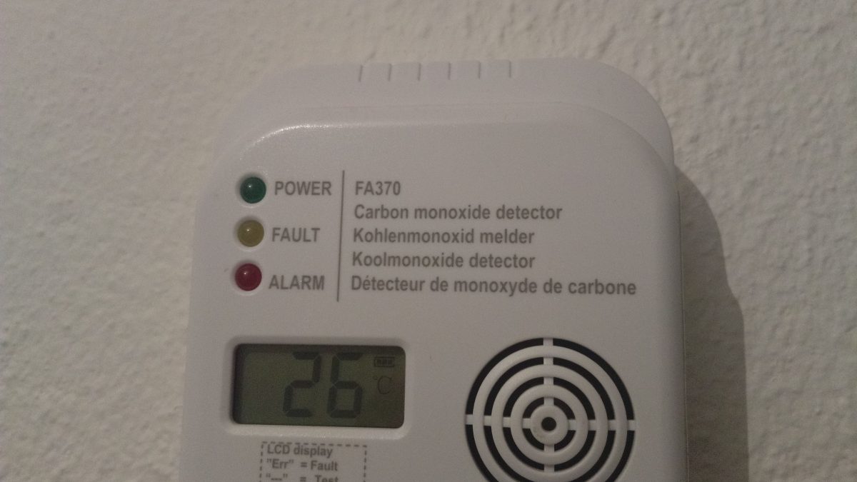 Karbon monoksit dedektöründe güç, arıza ve alarm gösterge lambaları yakın plan