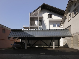 Birden fazla daire barındıran modern konut binası dış görünüşü