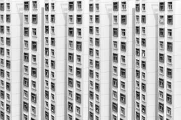 Çok katlı bir apartmanın cephesi ve sıralı pencereleri