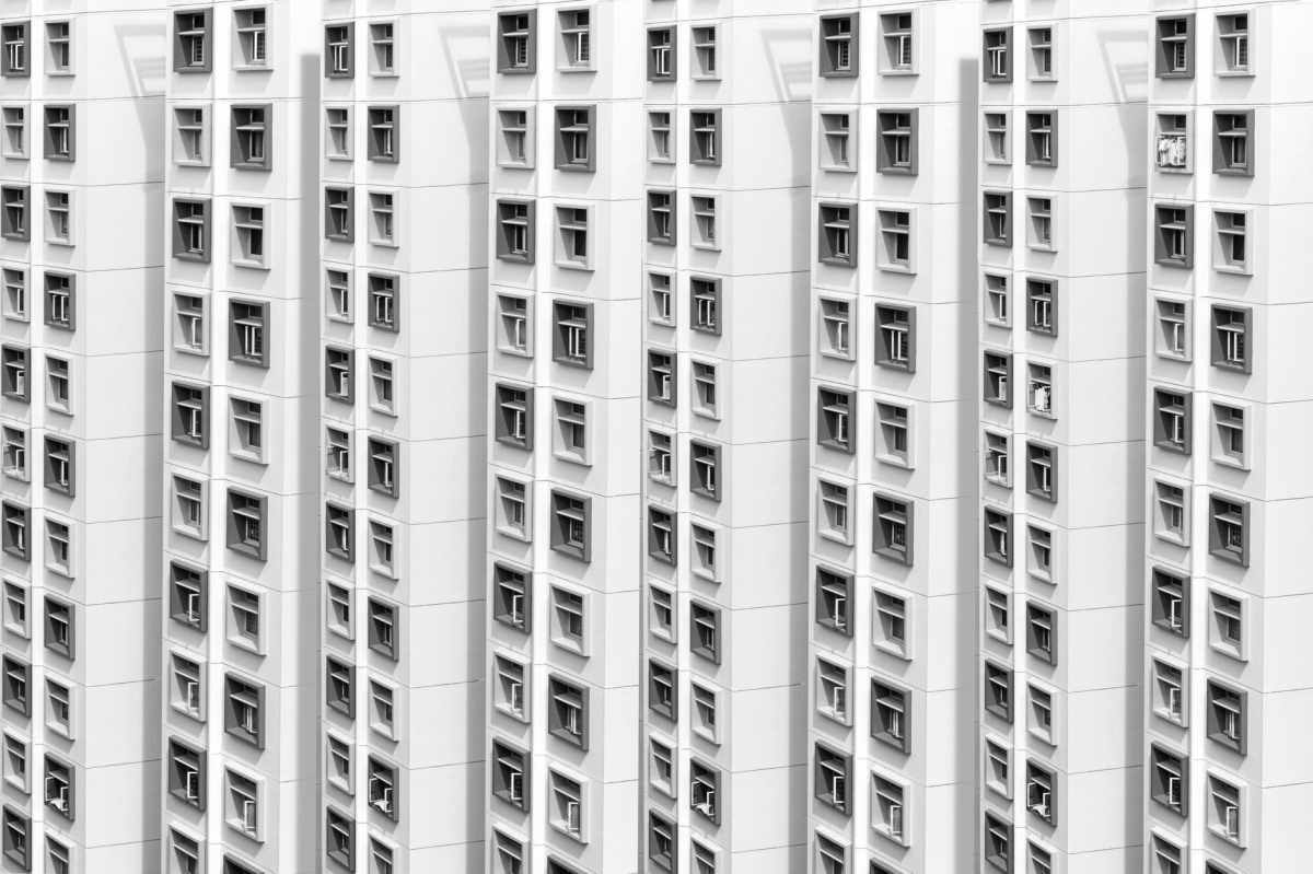 Çok katlı bir apartmanın cephesi ve sıralı pencereleri
