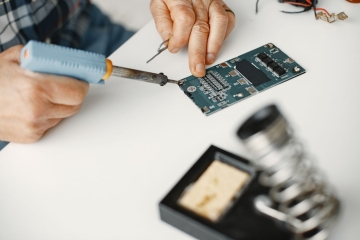 Elektronik devre kartı üzerinde lehim havyasıyla çalışma