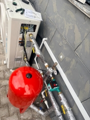 Dış cephede kombi ve kırmızı genleşme tankı