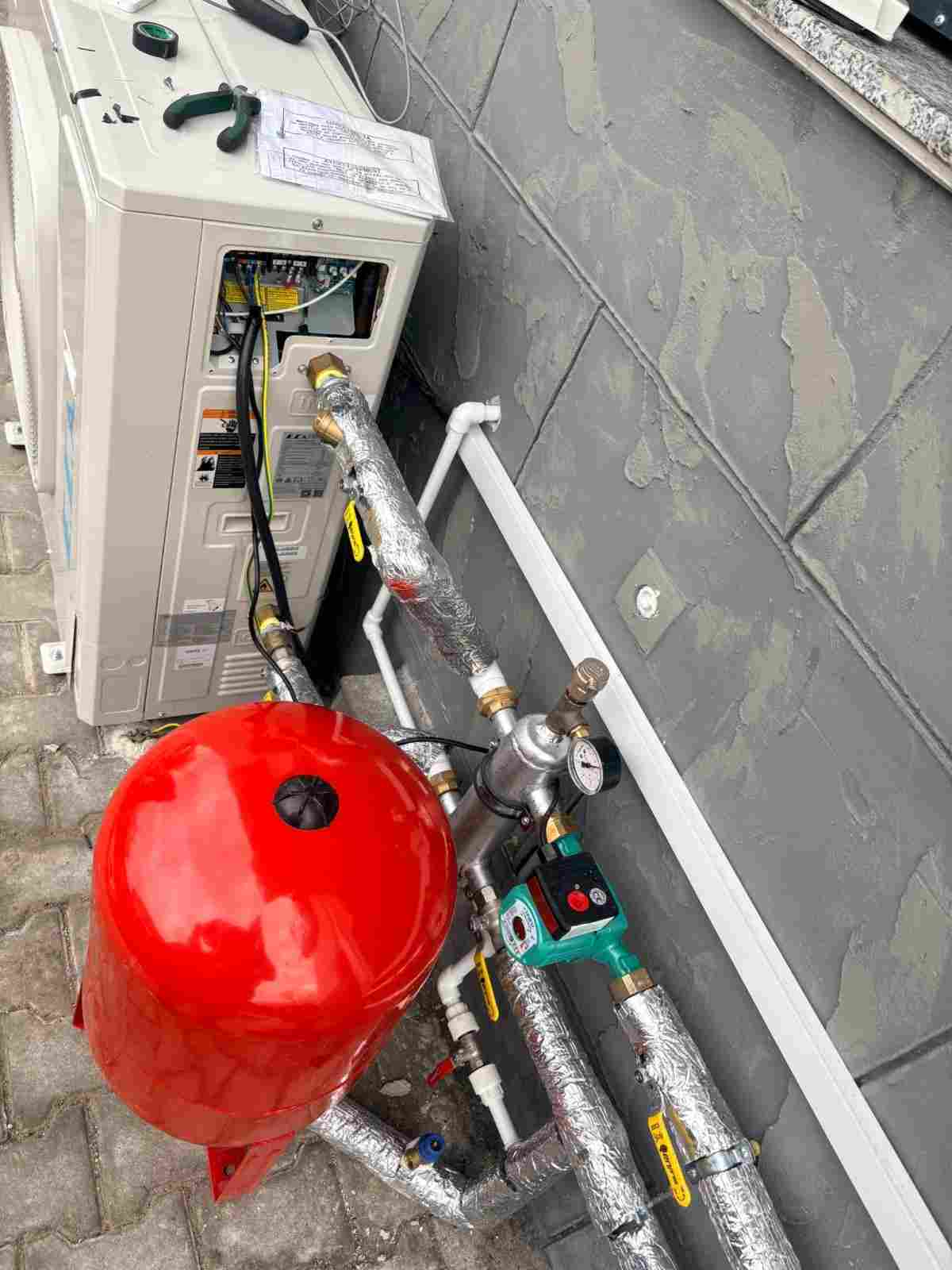 Dış cephede kombi ve kırmızı genleşme tankı