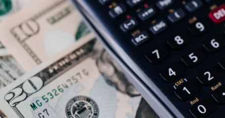 Hesap makinesi tuşları üzerine konmuş banknotlar