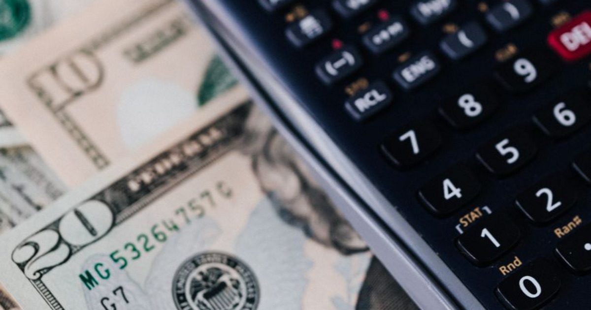 Hesap makinesi tuşları üzerine konmuş banknotlar