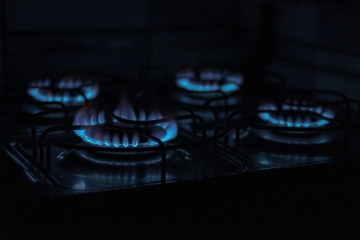 Doğalgaz ocağında düzgün yanan mavi alev