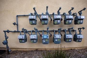Bina dış duvarına monte edilmiş doğalgaz sayaçları