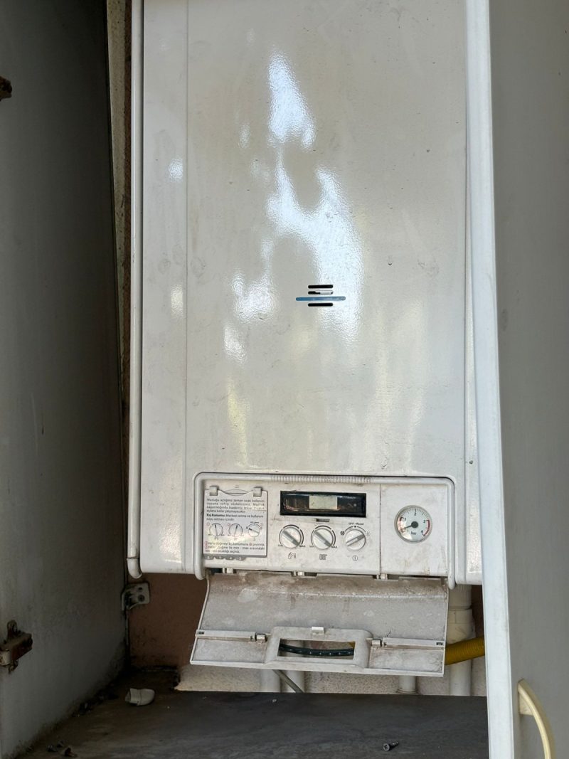 Dolap içine monte edilmiş duvar tipi kombi