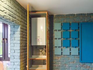 Dolap içine monte edilmiş duvar tipi kombi ve alt tesisat bağlantıları