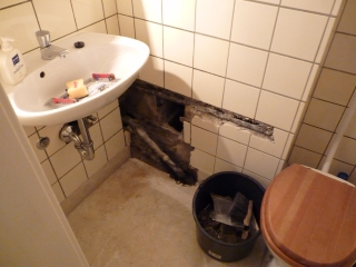 Banyo duvarı açılarak ortaya çıkarılan gizli su kaçağı ve kararmış sıva