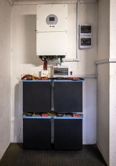 Duvara monte inverter ile altındaki akü grubu ve sigorta kutuları