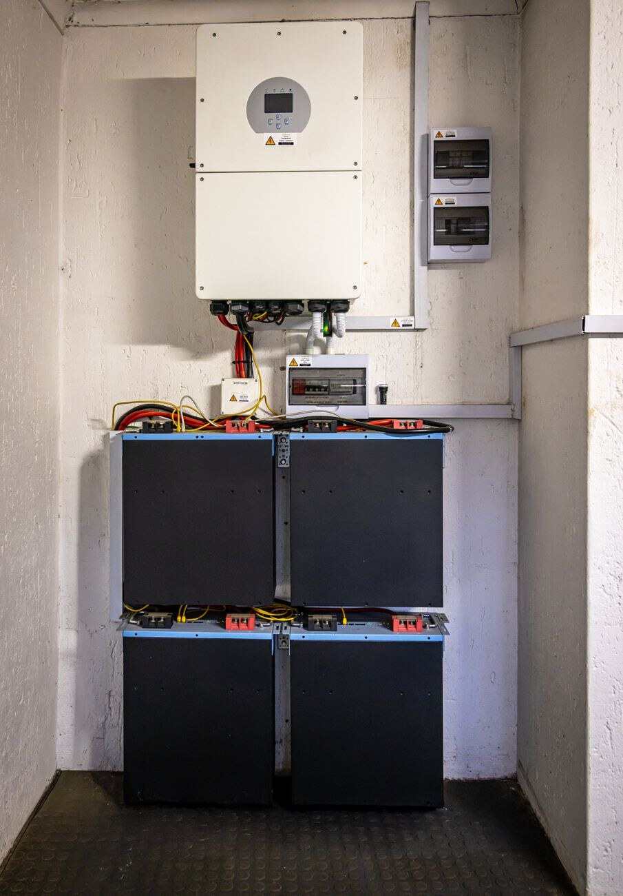 Duvara monte inverter ile altındaki akü grubu ve sigorta kutuları