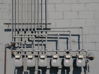 Duvarda sıralanmış gaz sayaçları ve besleme boruları