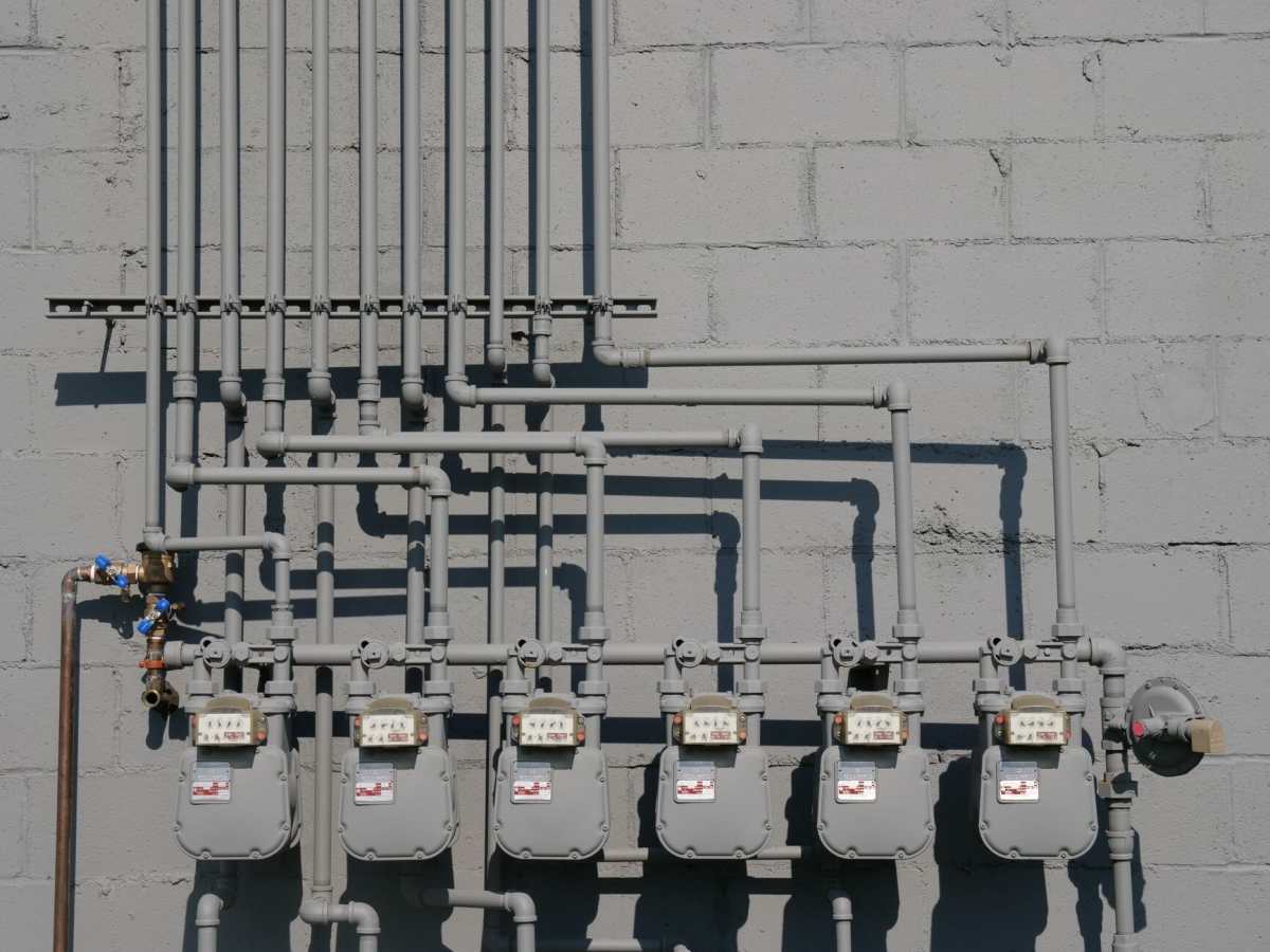 Duvarda sıralanmış gaz sayaçları ve besleme boruları