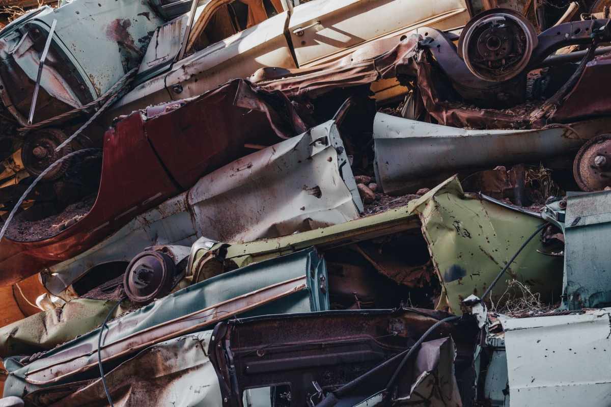 Hurdalıkta üst üste yığılmış paslı metal parçalar