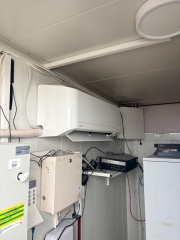 İş yerinde duvara monte kombi ve elektrik panosu