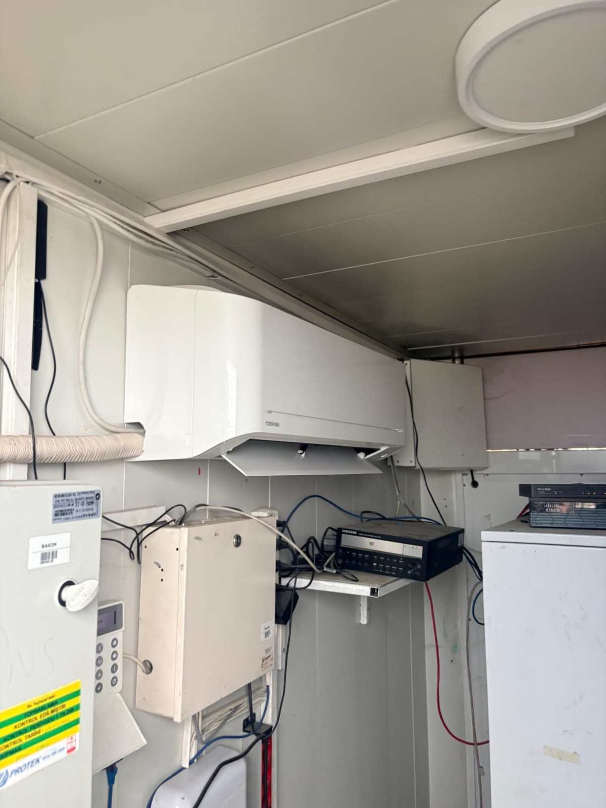 İş yerinde duvara monte kombi ve elektrik panosu