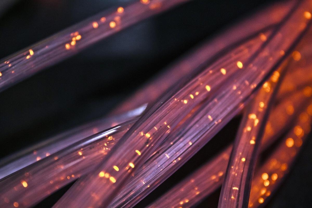 Karanlıkta ışık taşıyan fiber optik teller