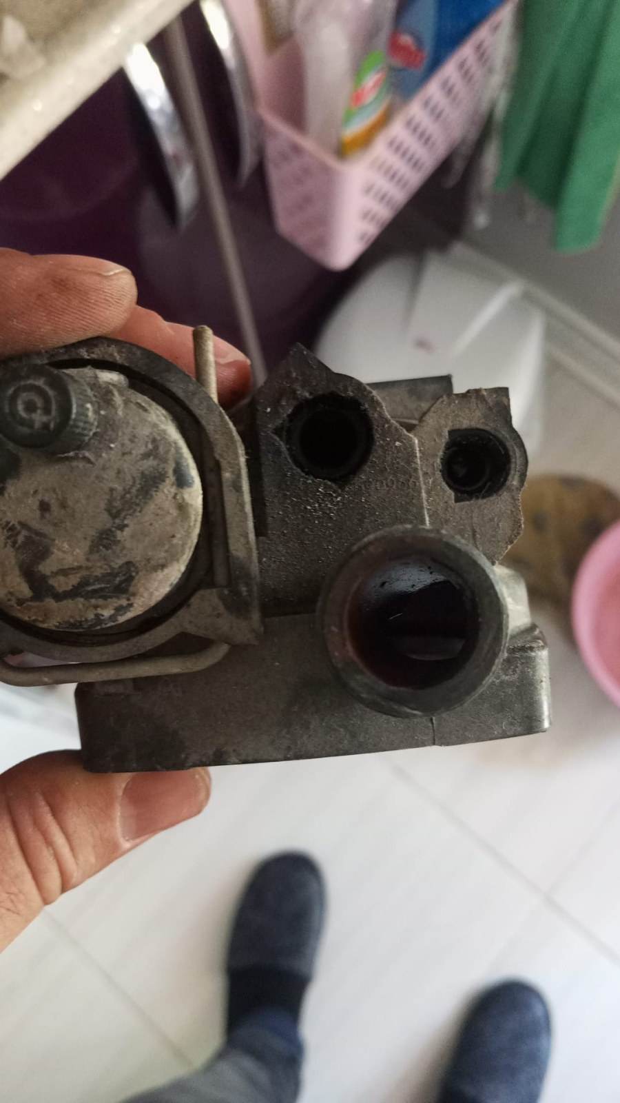 Kireçlenmiş üç yollu vana gövdesi elde