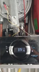 Çalışan kombinin ekranında sıcaklık göstergesi (video kapağı)