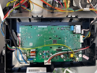 Kombi elektronik kartı cihaz içinde yerinde