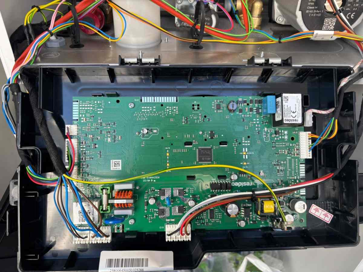 Kombi elektronik kartı cihaz içinde yerinde