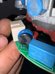 Kombiden sökülmüş elektronik kart teknisyenin elinde, NT1 sensör yuvası görünüyor