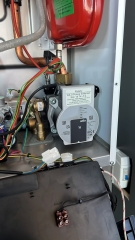 Kombi içinde gaz valfi ve genleşme tankı