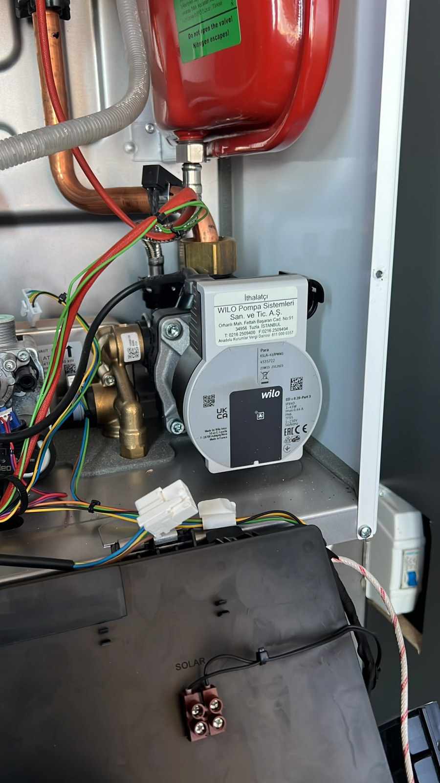 Kombi içinde gaz valfi ve genleşme tankı