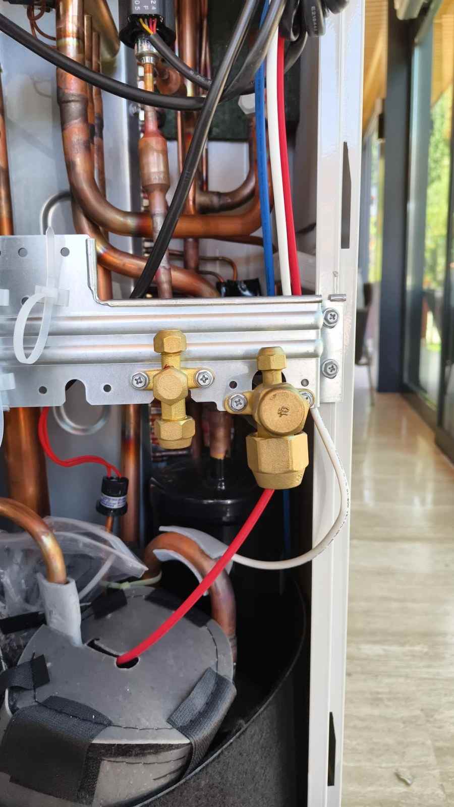 Kombi içindeki bakır borular ve pirinç vanalar
