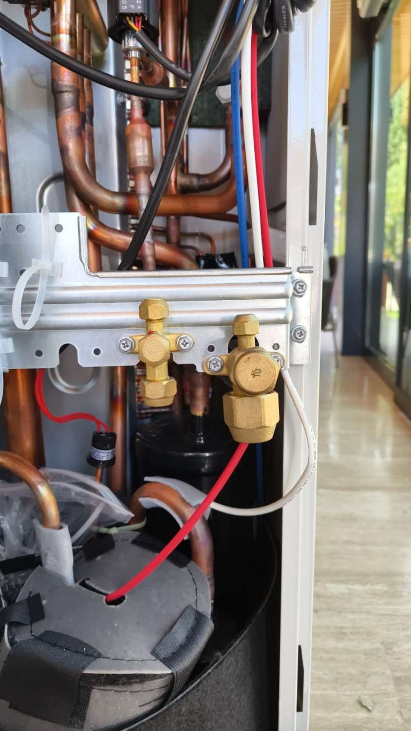 Kombi içindeki bakır borular ve pirinç vanalar