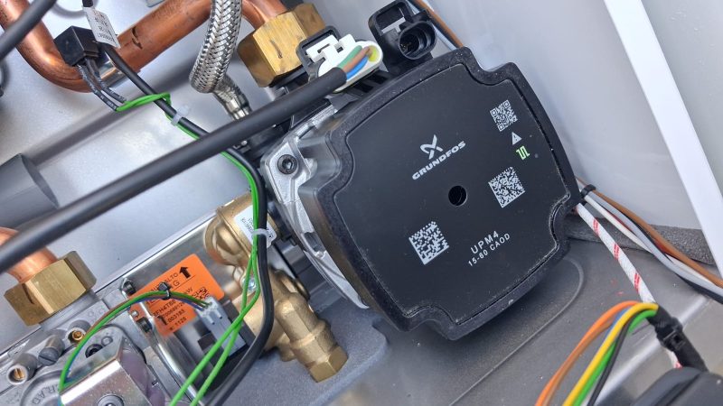 Kombi içindeki sirkülasyon pompası ve pirinç bağlantılar