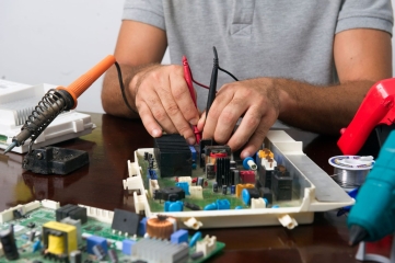 Kombi elektronik kartı multimetre ile ölçülüyor