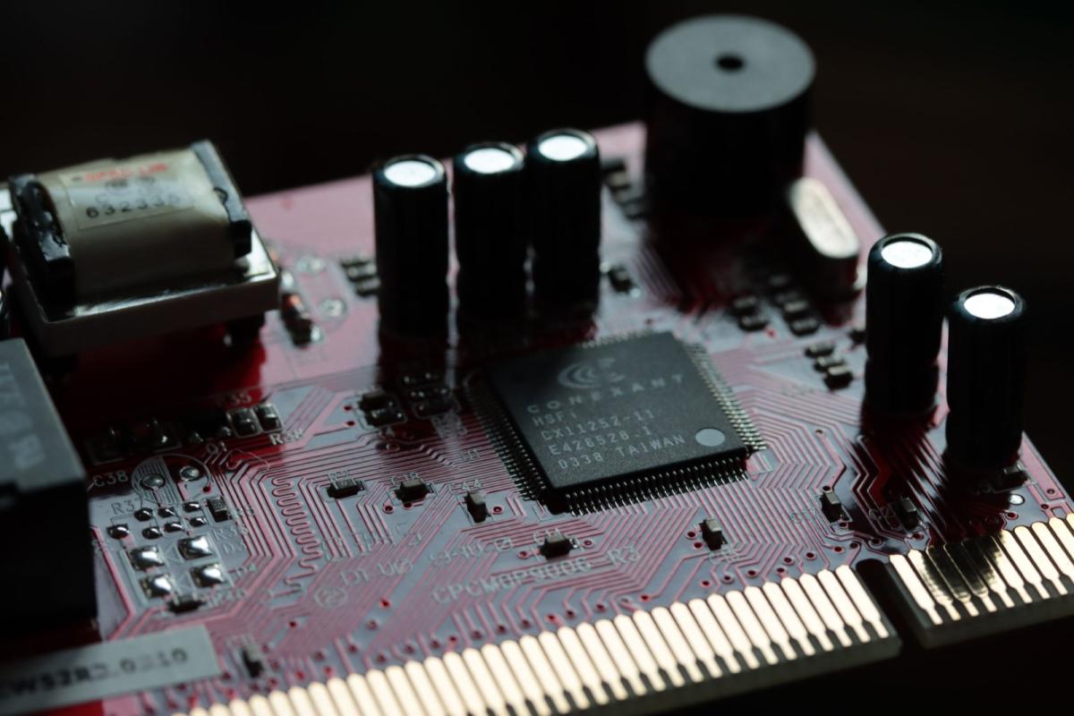 Elektronik kart üzerindeki kondansatörler ve besleme katı