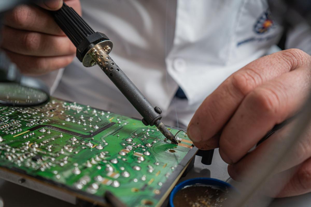 Elektronik kart üzerinde havya ile lehim onarımı